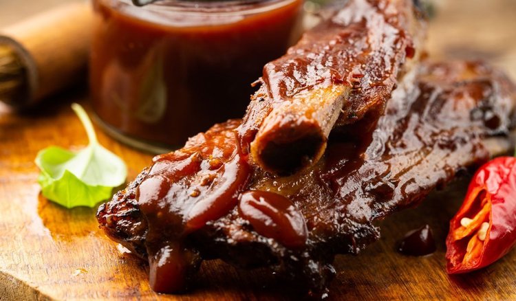 Niezwykle soczyste żeberka z grilla w sosie BBQ. Nikt nie będzie mógł im się oprzeć