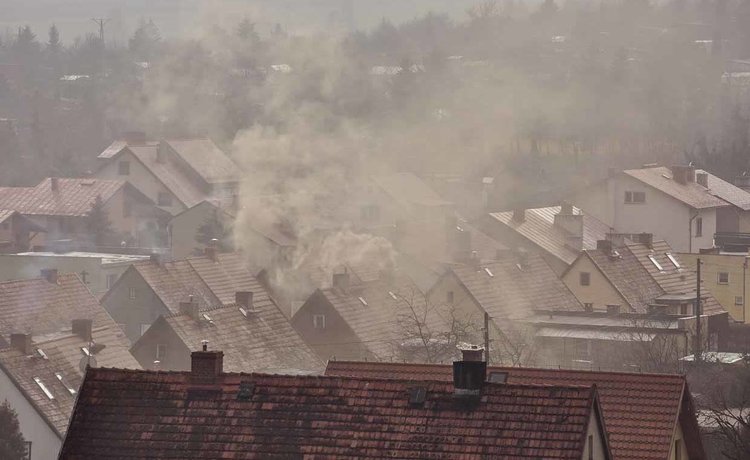 Spalał odpady w piecu, zasłaniając się słowami Jarosława Kaczyńskiego. Teraz czeka na wyrok sądu