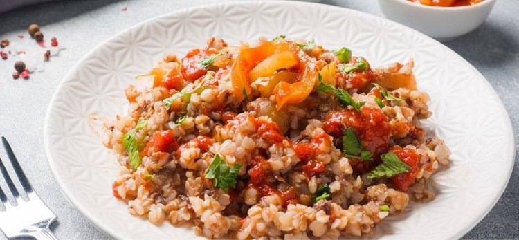 Stir-fry z kaszą gryczaną, szpinakiem i suszonymi pomidorami