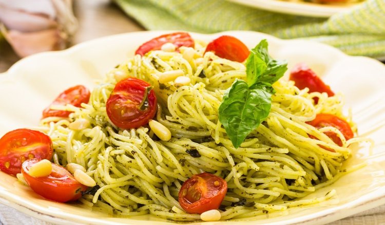 Makaron z pesto z awokado. Proste danie idealne na upalne dni