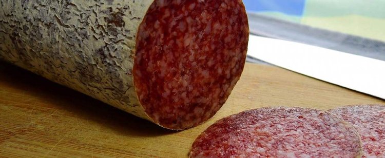 GIS bije na alarm, zatrute mięso w sklepach. Jeden z ulubionych przysmaków Polaków skażony salmonellą