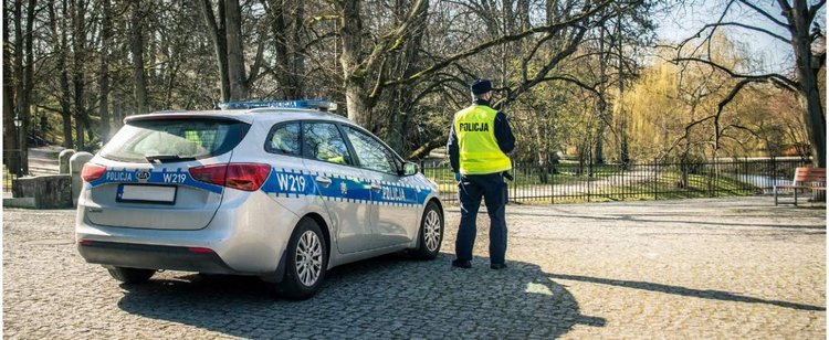 Mandat 500 zł za brak maseczki jest nadal możliwy. Gorsze są jednak kary administracyjne