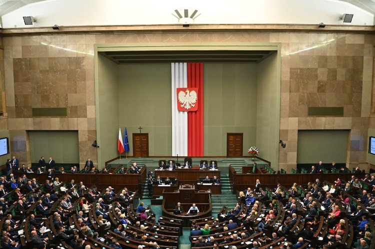 Sejm uchwalił nowelę ustawy o podatku akcyzowym. Istotne zapisy dotyczące opłaty paliwowej