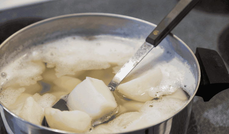 Jak szybko ugotować ziemniaki? Oprócz soli dodaj do wrzątku 1 łyżkę podstawowego produktu