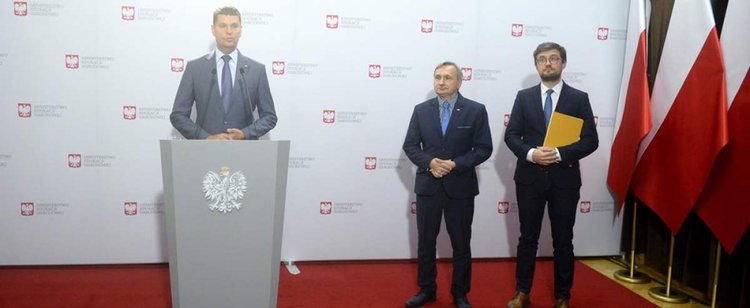Minister Edukacji zwołał specjalną konferencję. Ogłosił nowe zasady powrotu do szkół