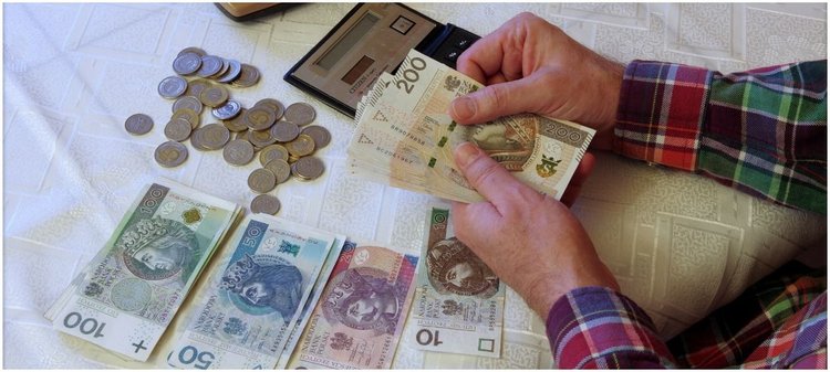Czternasta emerytura już na jesieni. Przelewy na 1250,88 zł na miliony kont