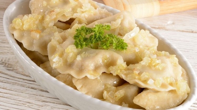 Pierogi z białą kiełbasą i chrzanem - idealne na Wielkanoc. Każdy poprosi o dokładkę 