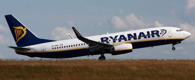 Ryanair na kursie kolizyjnym z pracownikami. Grozi zamknięciem w całym kraju