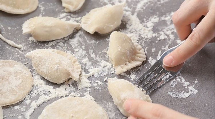 Babciny sposób na soczysty i delikatny farsz mięsny do pierogów
