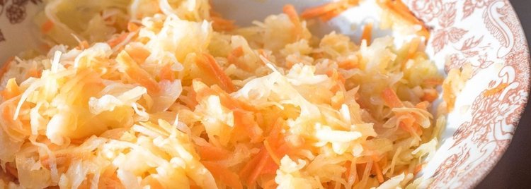 Przepis na surówkę do ryby z marchewki i kiszonej kapusty