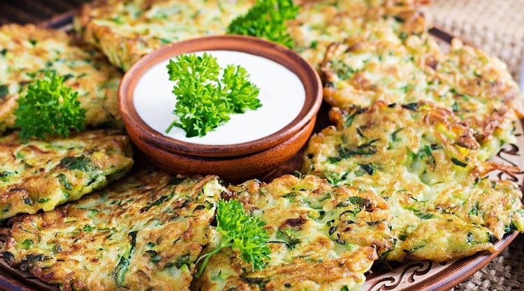 Najdoskonalsze i najprostsze placki z cukinii. Idealne na obiad