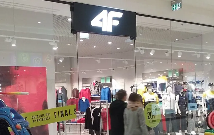 Skandal wokół 4F, poważne zarzuty. "Koszulki produkowane w Azji". Będą zwroty pieniędzy