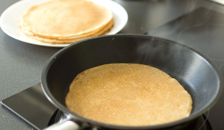 Na czym najlepiej smażyć naleśniki? Wielkie zaskoczenie, z jednego produktu lepiej zrezygnować