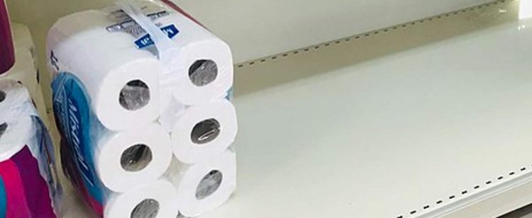 Papier toaletowy znów w zastraszającym tempie znika z półek. Wykupują go na potęgę