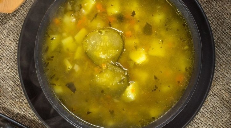 Prosta zupa ogórkowa w klasycznym wydaniu. Nie ma lepszej