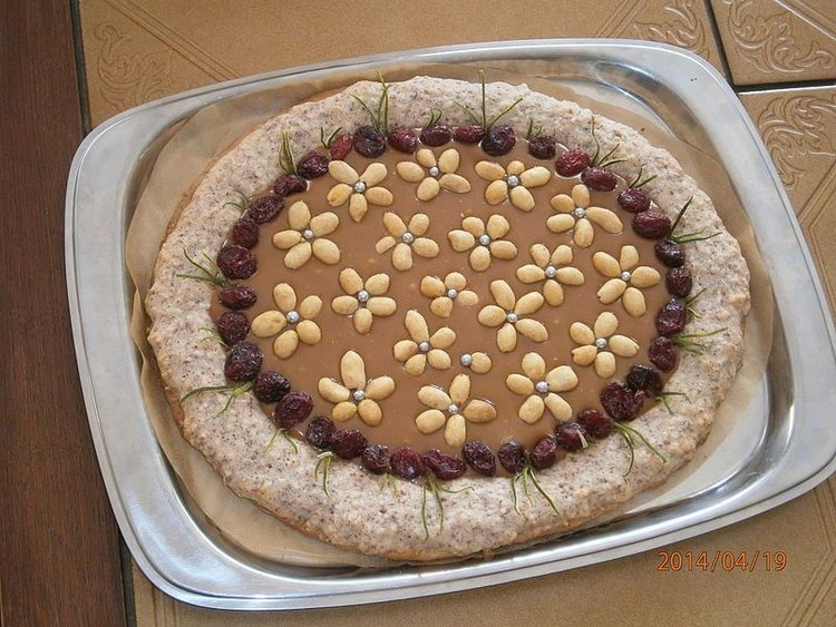 Mazurek wielkanocny z kajmakiem, orzechami i bakaliami