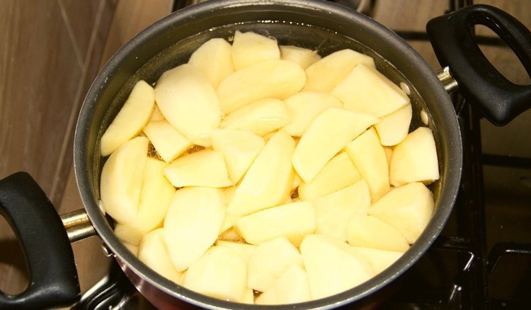 Dlaczego babcie wkładały gar z ziemniakami pod pierzynę? Stara metoda była genialna
