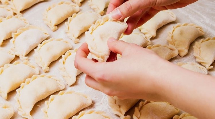 Elastyczne ciasto na pierogi z masłem, jajkiem i wodą