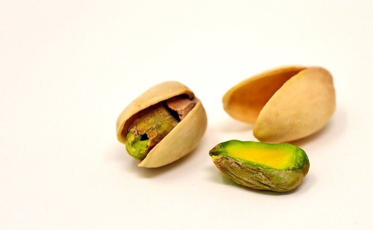 Puszysty tort pistacjowy