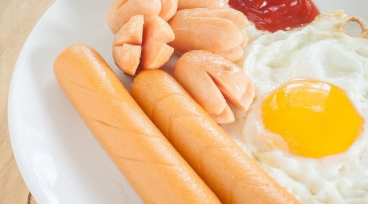 Dlaczego lepiej nie podawać dzieciom parówek na śniadanie?