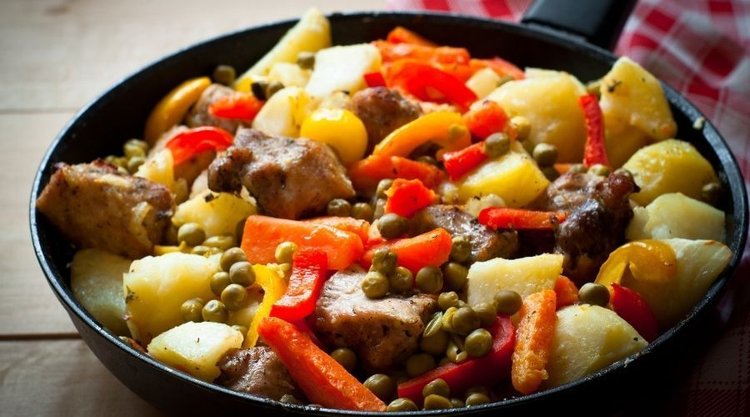 Tani i szybki przepis na potrawkę z indyka. Kluczem do sukcesu są dodatki