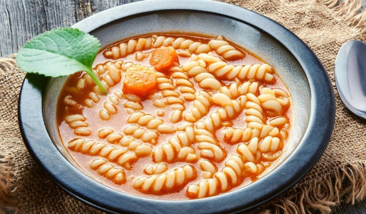Jak zrobić zupę pomidorową na rosole? Przepis krok po kroku
