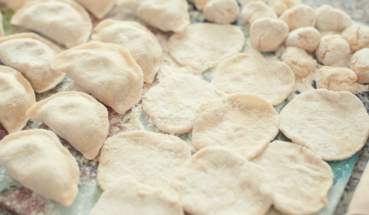 Zostało Ci ciasto na pierogi? Nigdy go nie wyrzucaj. Oto garść pomysłów na jego wykorzystanie 