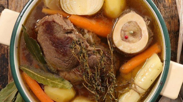 Dlaczego warto dodać do rosołu pomidora?