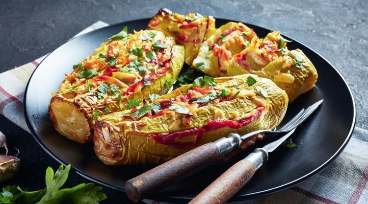 Pieczona, faszerowana cukinia z serem feta 