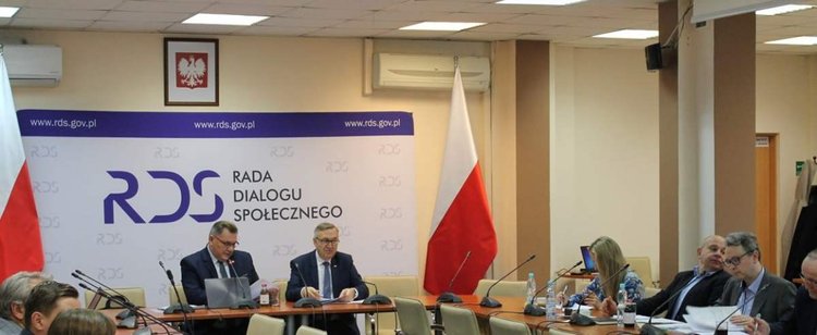 Szykują się ogromne cięcia w płacach. Chcą położyć łapę na zarobkach młodych Polaków
