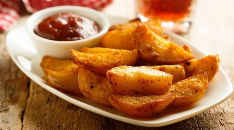 Przepyszne pieczone ziemniaczki otoczone gęstym sosem BBQ