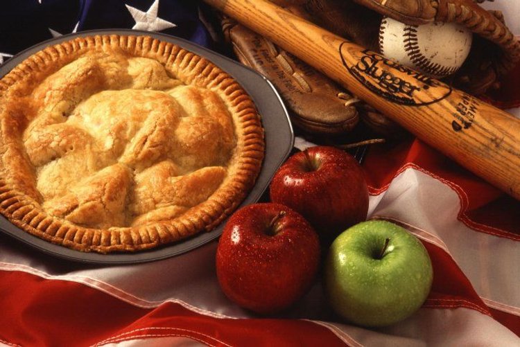 Tarta rustykalna z jabłkami – staromodny deser pachnący cynamonem.