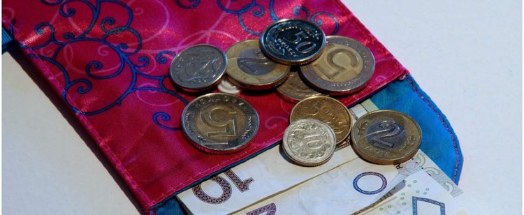 Rząd miał w końcu oddać pieniądze. Okazuje się jednak, że wykluczył tysiące kobiet, one zostaną z niczym