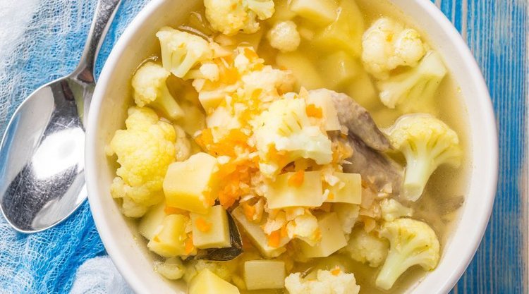 Zupa kalafiorowa po belwedersku zachwyca smakiem. Idealna potrawa na obiad
