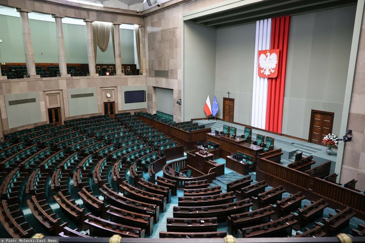Posiedzenie Sejmu w sprawie bezpieczeństwa ruchu drogowego. Na sali było 8 posłów