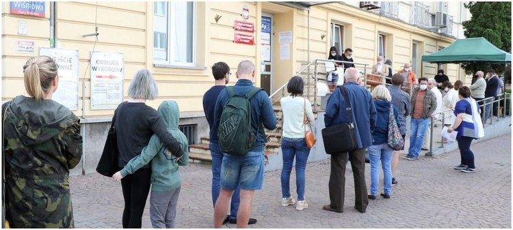 Tłumy w urzędach, Polacy masowo składają wnioski paszportowe. Urzędy musiały zmienić godziny pracy