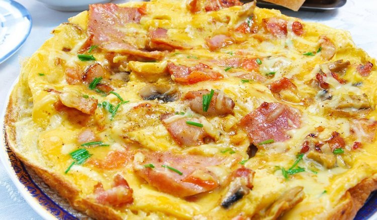 Puszysty omlet z szynką i serem. Proste i pożywne śniadanie
