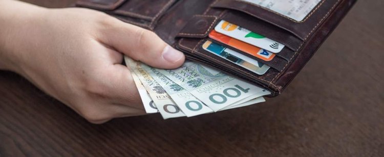 Zapłaci aż 5 tys. złotych kary. Miał po prostu za dużo gotówki w portfelu