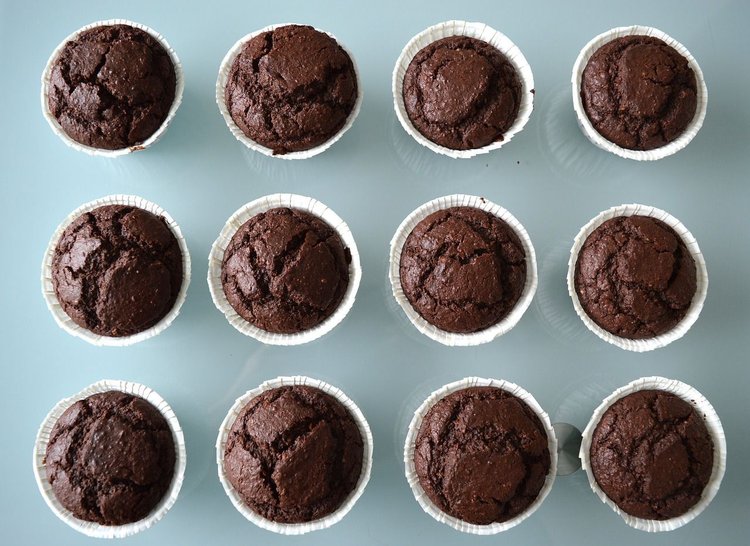 Puszyste i wilgotne czekoladowe muffinki z wiśniami