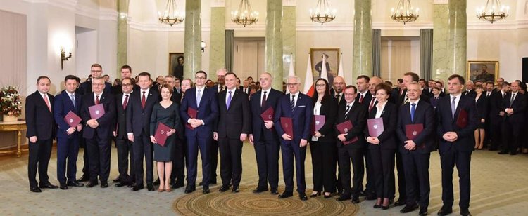 Którzy ministrowie powinni odejść z rządu? Polacy pokazali swoje zdanie o politykach w sondażu