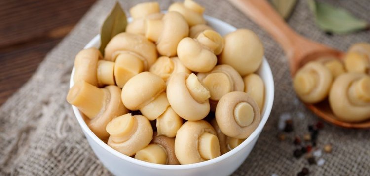 Marynowane pieczarki o wyrazistym smaku - przepis krok po kroku