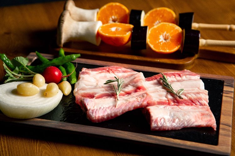 Żeberka w kiszonej kapuście z pieczarkami