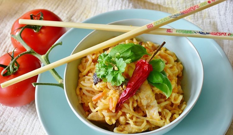 Makaron ramen z kurczakiem curry
