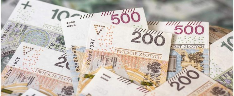 Dziesiątki tysięcy Polaków otrzymają po 900 zł. Fundusz podkręca świadczenia