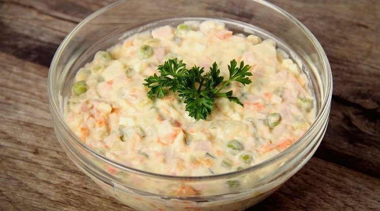 Wyjątkowa sałatka jarzynowa z jabłkowym puree