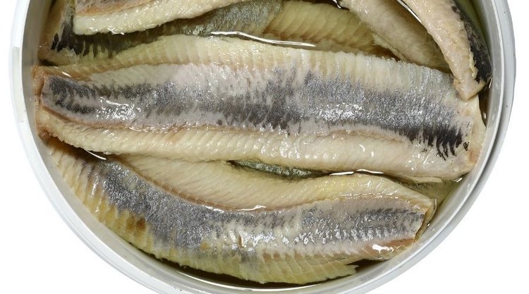 Jak pozbyć się nadmiaru soli ze śledzi?