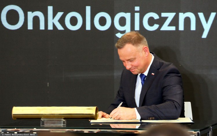 Andrzej Duda w zakładach farmaceutycznych. Będą produkować leki na choroby onkologiczne