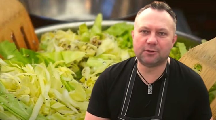 Strzelczyk pokazał dwa sposoby na młodą kapustę. W chwilę zrobił z niej popisowe smakołyki