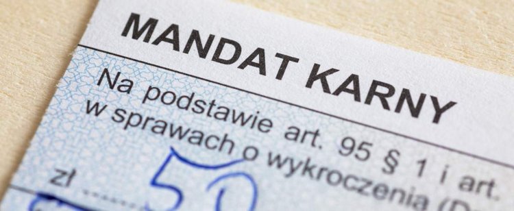 Nowe obostrzenia i większe uprawnienia policjantów. Rząd przyspiesza wprowadzanie zmian. Posypią się kary