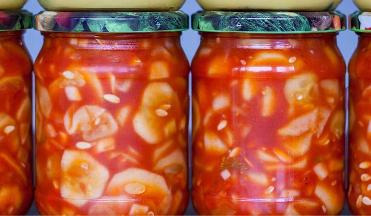 Wyśmienite ogórki w pomidorach do słoików na zimę. Absolutny hit wśród przetworów